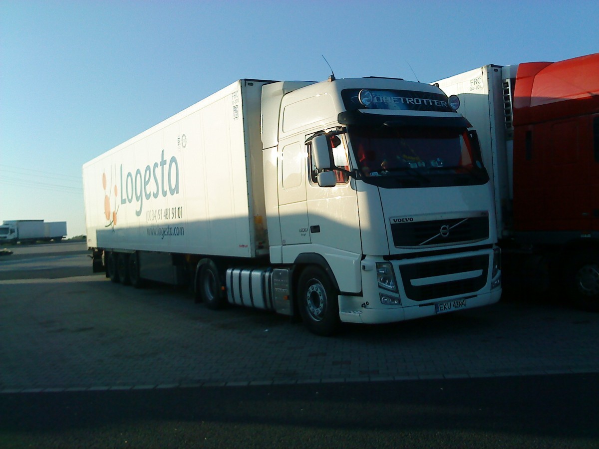 LKW SZM Volvo GLobetrotter mit Kofferauflieger der Spedition Logesta auf dem Autohof in Grnstadt am 04.09.2013