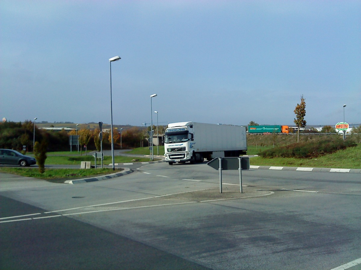 LKW SZM Volvo mit Khlkofferauflieger der Spedition Hindelang auf dem Weg zum Autohof in Grnstadt am 30.10.2013