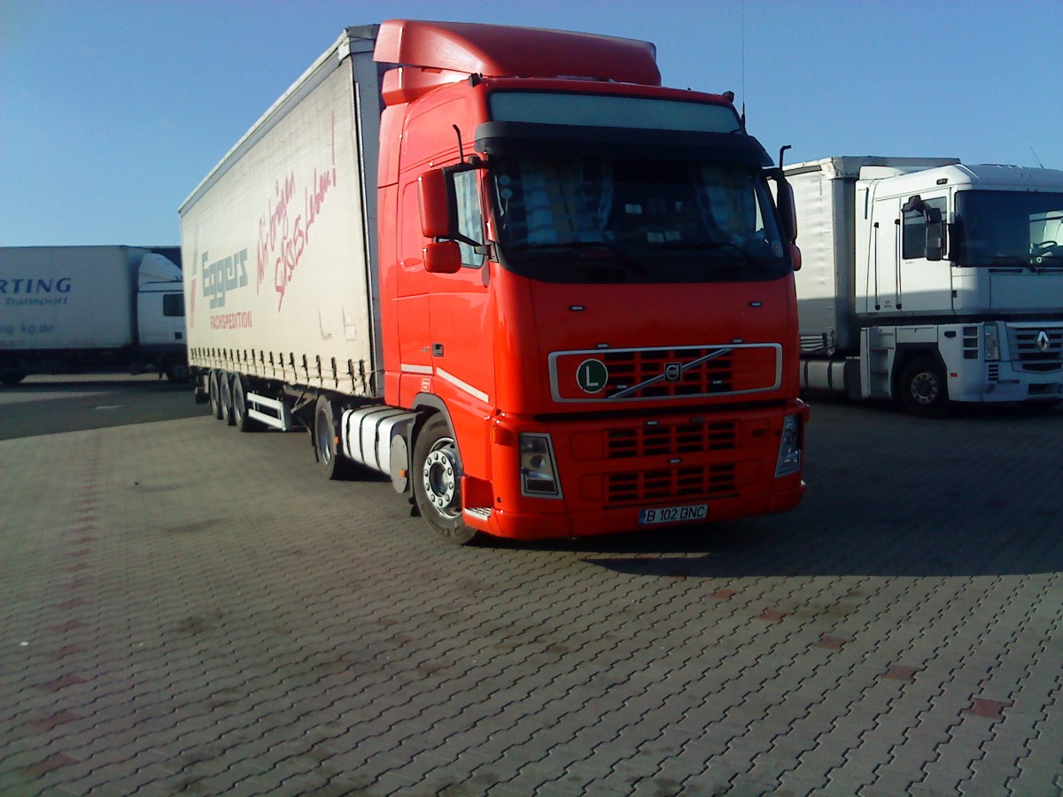 LKW SZM Volvo mit Pritsche-Planen-Auflieger der Fachspedition Eggers auf dem Autohof in Grnstadt am 31.10.2013