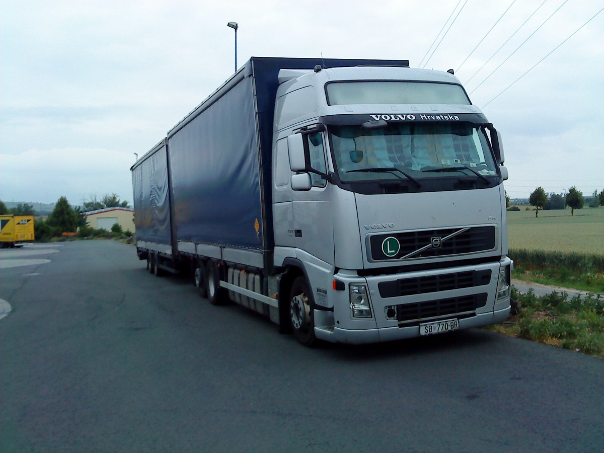 LKW Volvo FH Hngerzug mit Pritsche-Planen-Aufbauten auf dem Autohof in Grnstadt am 16.06.2014