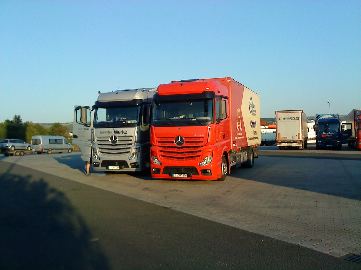 LKW zwei Mercedes-Benz Actros 1845 LS Chassis mit Kofferaufbau auf dem Autohof in Grnstadt am 12.08.2013