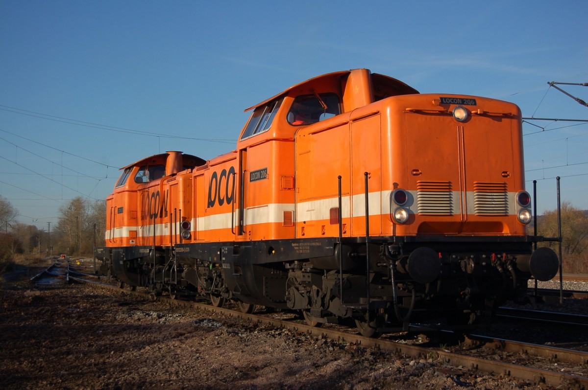 Locon 205 + 206 brachten am 31.10.2013 einen Schwellenzug f�r die Bauarbeiten zwischen Naumburg und Wei�enfels. Er wurde in zwei Teilen im ehemaligen Westkopf des G�terbahnhofs hinterstellt. (Foto: dampflok015)