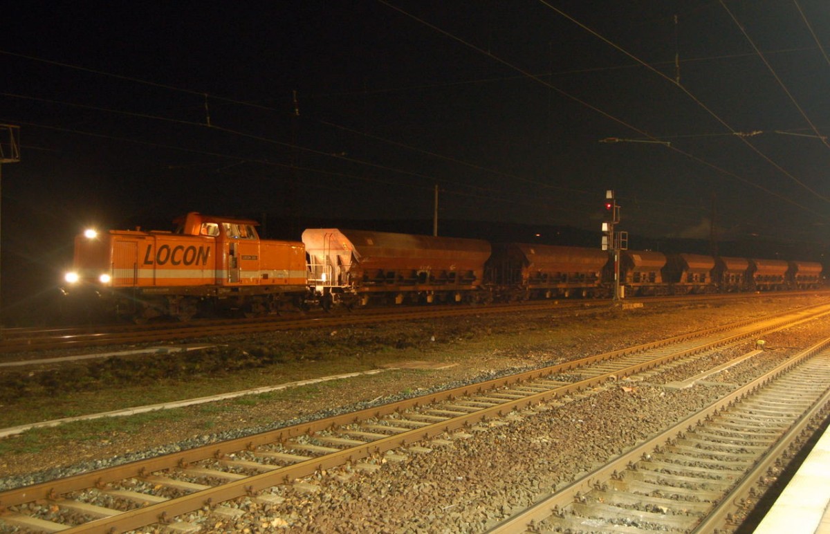 Locon 205 mit einem Bauzug, am 11.11.2013 in Naumburg Hbf. Zu der Zeit fanden Bauarbeiten zwischen Naumburg und Wei�enfels statt. (Foto: dampflok015)