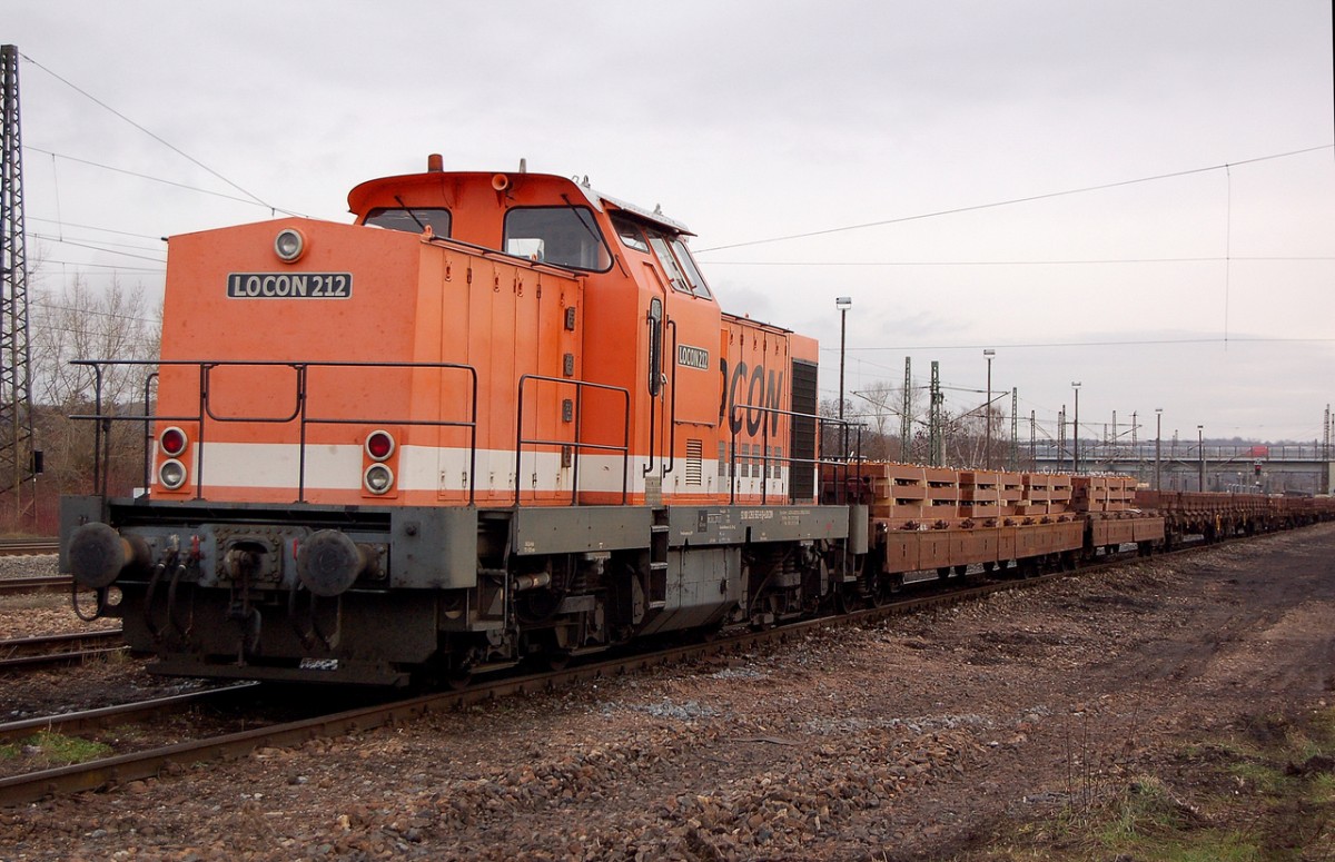 LOCON 212 mit einem Schienenzug f�r die Baustelle zwischen Naumburg Hbf und Lei�ling, am 29.11.2013 im ehemaligen G�terbereich im Westkopf von Naumburg Hbf. (Foto: dampflok015)