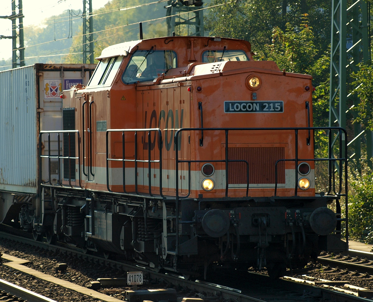 Locon 215/ 203 141-7(ex DR 110 804-2/112 804-0, ex DB 202 804-1, 2002 bei Alstom gemäß Umbaukonzept BR 203.1 umgebaut)dieselt hier durch Hamburg-Harburg. 15.10.2011