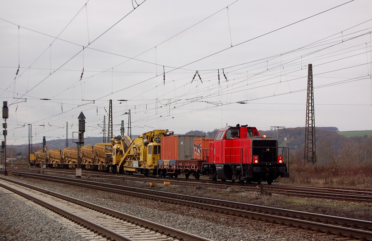 LOCON 262 007-8 mit einer Schottermaschine f�r die Baustelle zwischen Naumburg Hbf und Lei�ling, am 29.11.2013 in Naumburg Hbf. (Foto: dampflok015)
