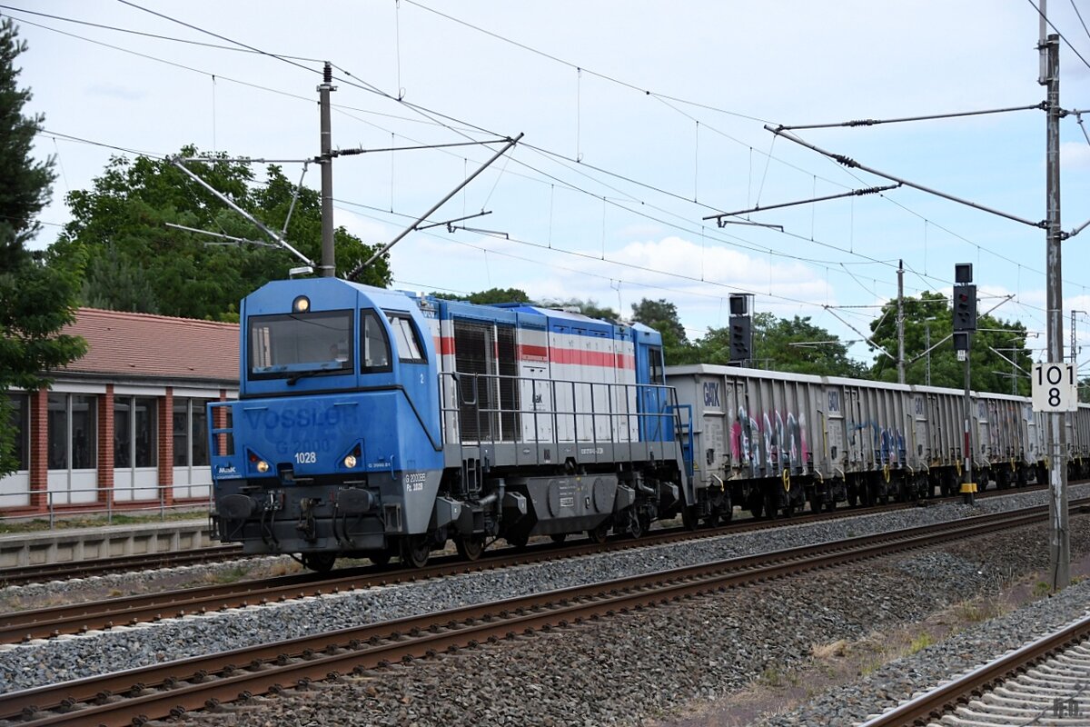 LOCON 271 008-1 fuhr mit einen schotterzug durch glöwen,14.07.22