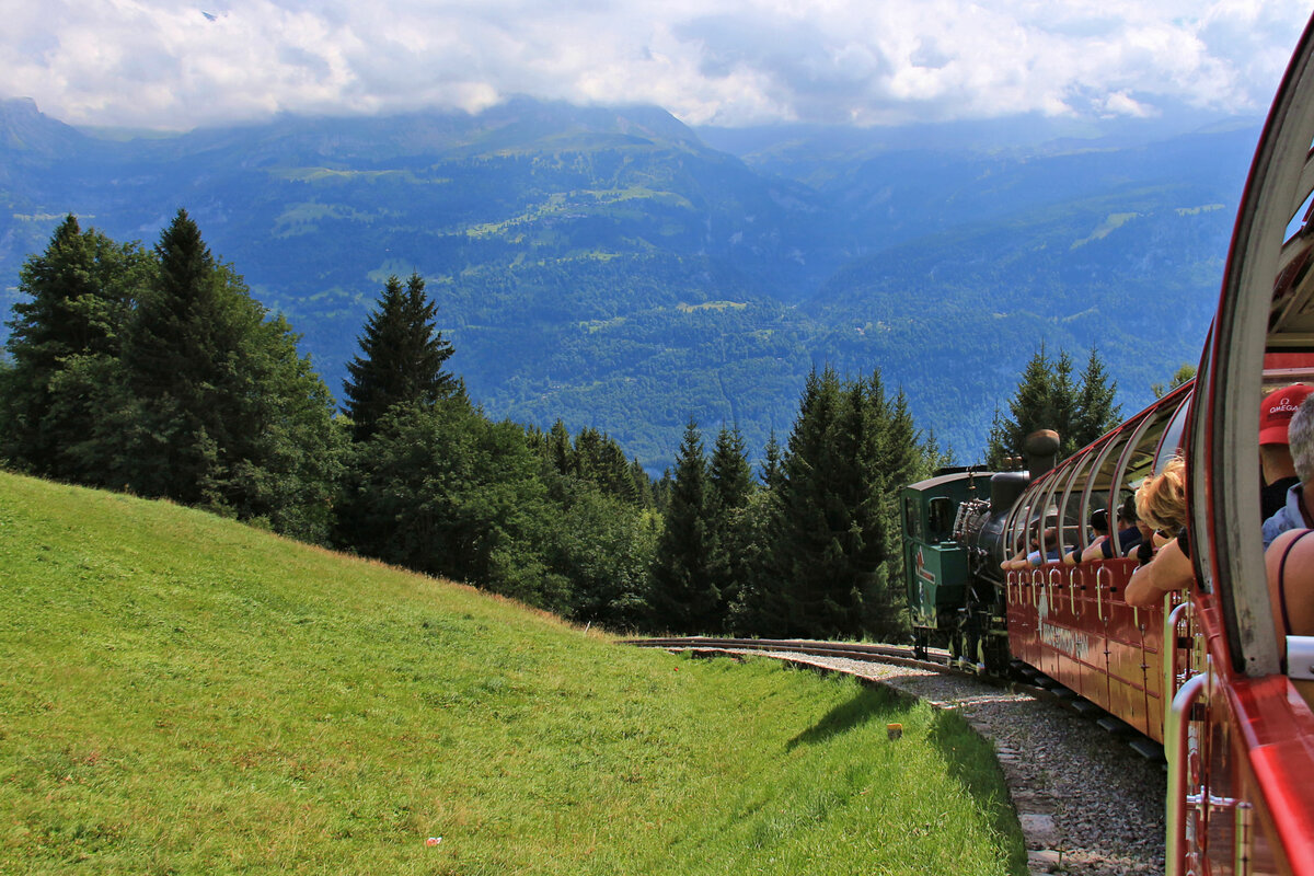 Lok 14 der BRB hat gerade Planalp verlassen im Abstieg nach Geldried und Brienz. 5.August 2017 