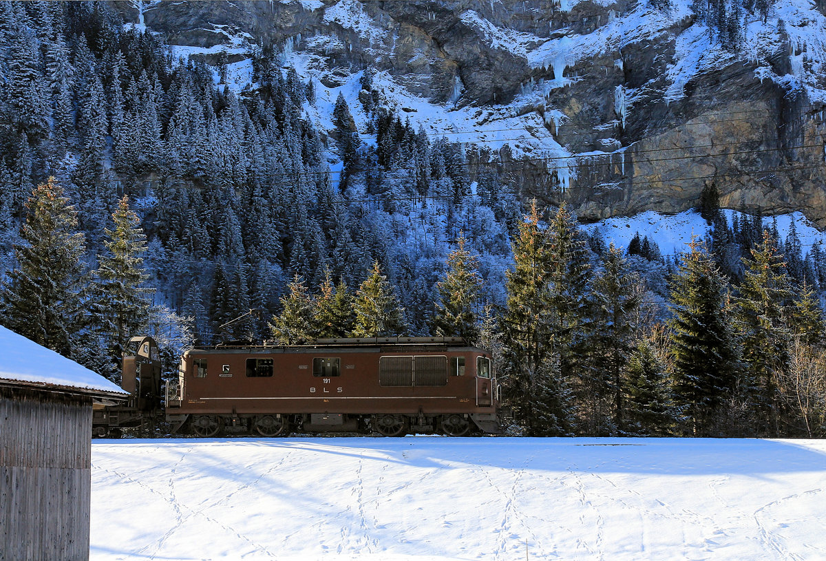 Lok 191 von 1982 stösst ihren Autotransportzug von Kandersteg zum Eingang des Lötschberg Scheiteltunnels. 7.Januar 2021 