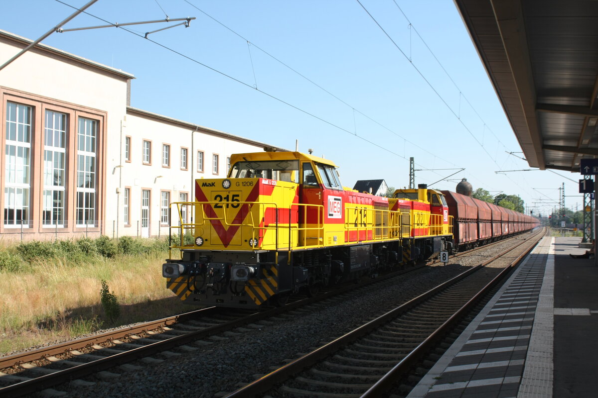 Lok 215 und 212 der MEG mit einem Gterzug bei der Durchfahrt im Bahnhof Merseburg Hbf am 18.6.21