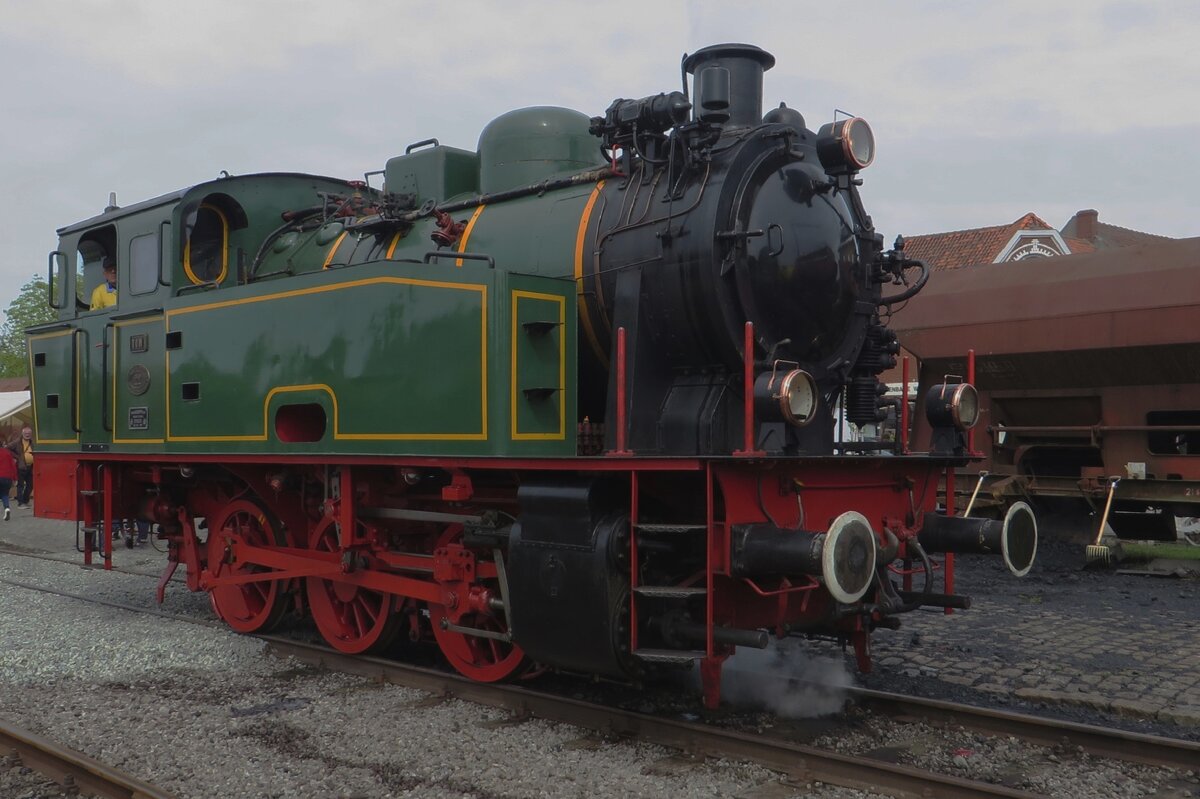 Lok-22 TOM steht am 6 |Mai 2023 in Maldegem bei der SCM und sie sol dort länger verbleiben als erwartet weil die Feinstaub/Grpobstaub Kontroverse in die Niederlande über TOMs (vorheriger?) Eigener Tata Steel so eskaliert ist, dass am Dampfzüge aufs Gelände von Tata Steel gar nicht mehr zu denken ist.