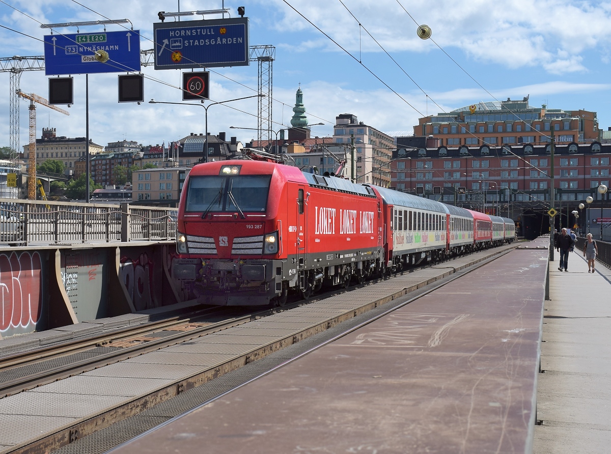 Loket-Vectron 193 287 auf der südlichen Zentralbrücke der Eisenbahn, Södra järnvägsbron, in Richtung Hauptbahnhof. Stockholm, Juni 2018.