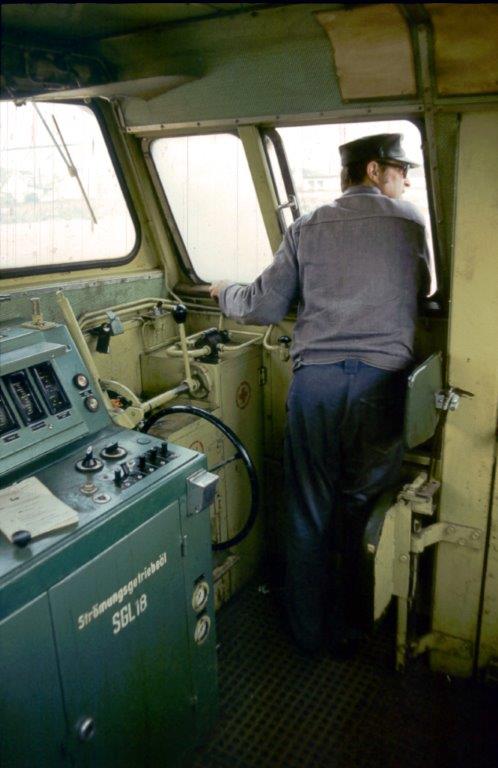 Lokf�hrer Dieter Bauer am 08.05.1981 auf dem F�hrerstand einer V60 vom Zementwerk Karsdorf. (Foto: Klaus Pollm�cher)