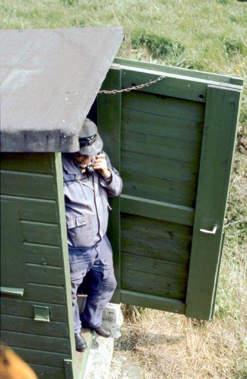 Lokf�hrer Dieter Bauer am Signalfernsprecher am Einfahrstsignal von Querfurt; 08.05.1981. (Foto: Klaus Pollm�cher)