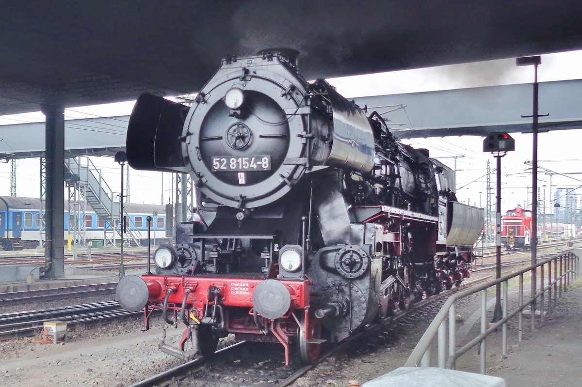 Lokführerstandsmitfahrtlok 52 8154 war am 8 April 2018 aktiv in Dresden-Altstadt.