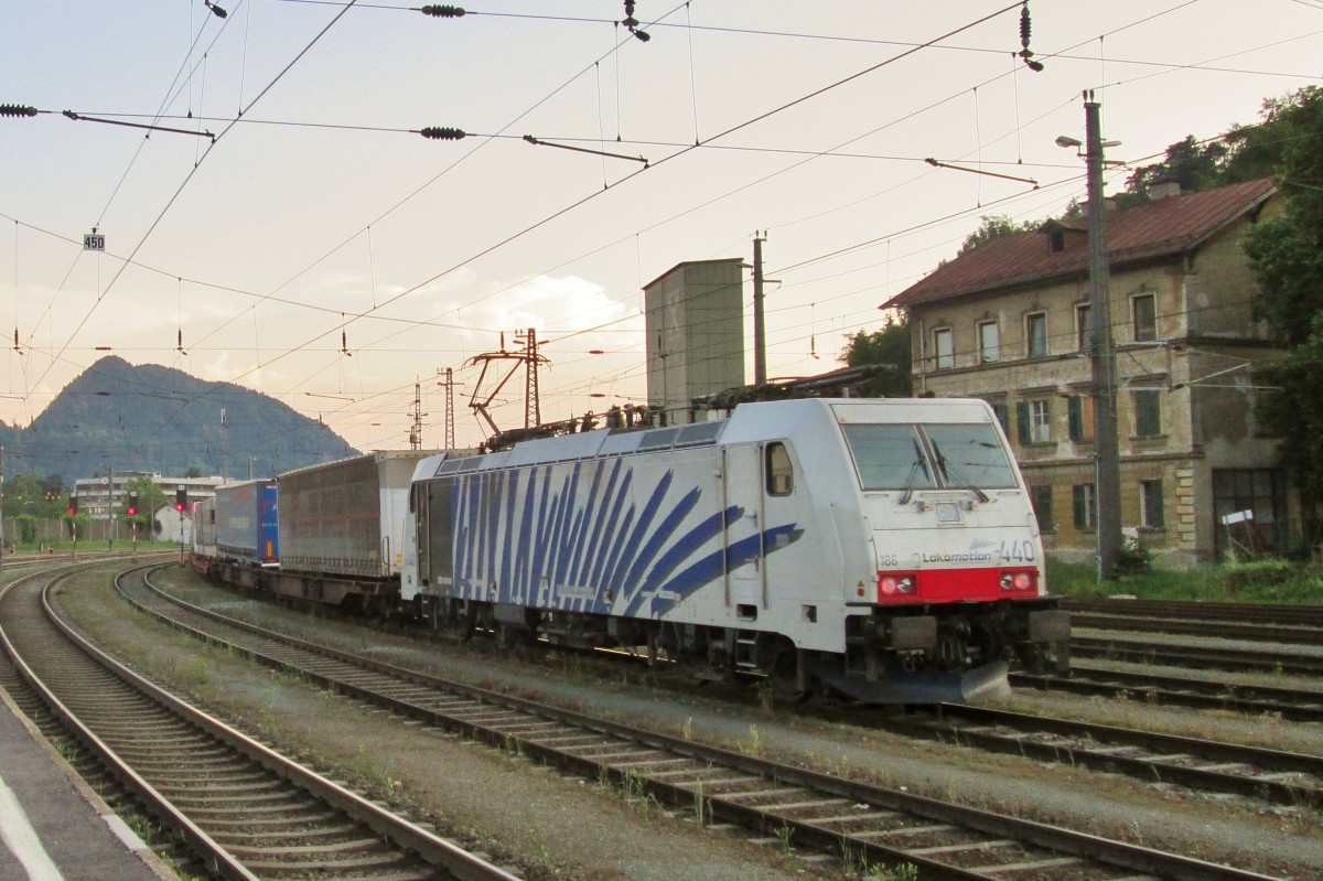 Lokomotion 186 440 schiebt ein KLV aus Kufstein aus, 4 Juni 2015.