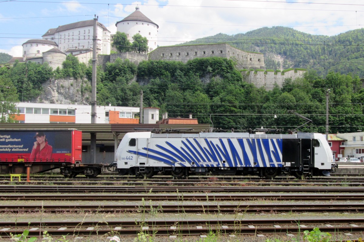 Lokomotion 186 442 steht am 3 Juni 2015 in Kufstein.