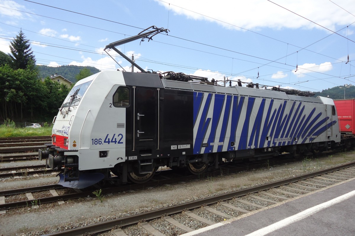 Lokomotion 186 442 steht am 3 Juni 2015 in Kufstein.