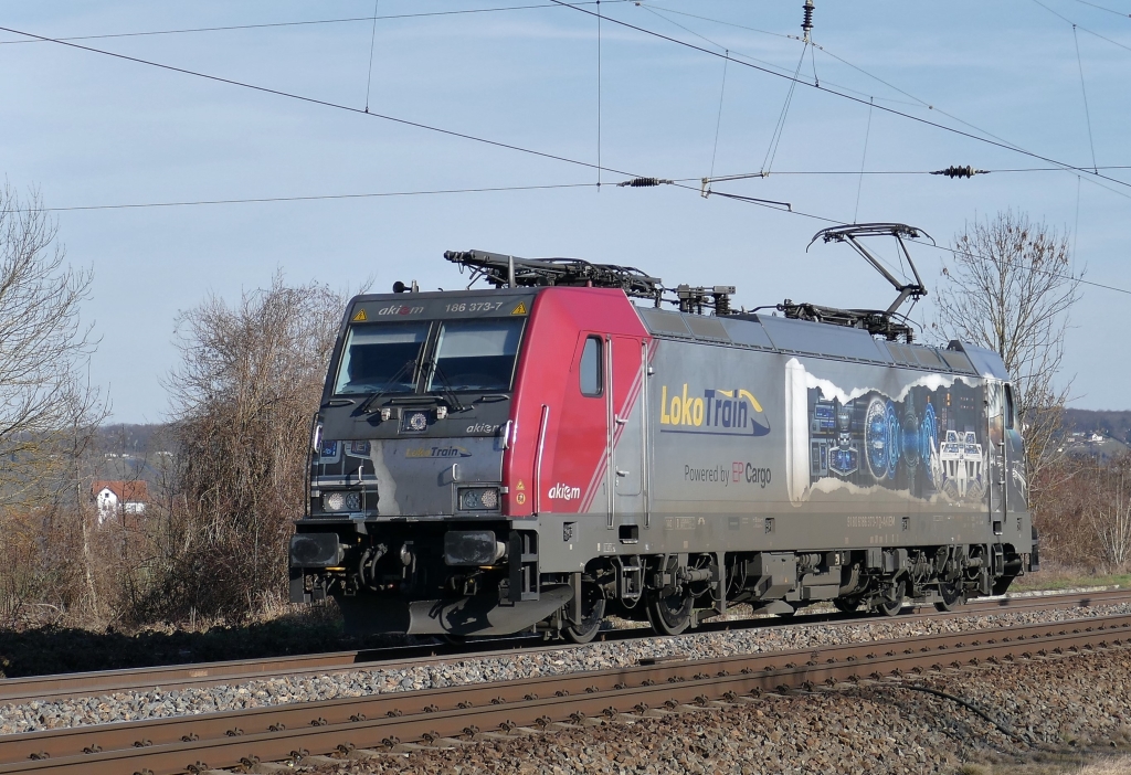 LOKOTRAIN S.R.O. Česk� Třebov� (CZ) im Saaletal. akiem (LokoTrain) 186 373 als Tfzf nach Erfurt und mit einem Autozug dann weiter Richtung Eisenach, am 09.02.2023 in Naumburg (S) Hbf.
