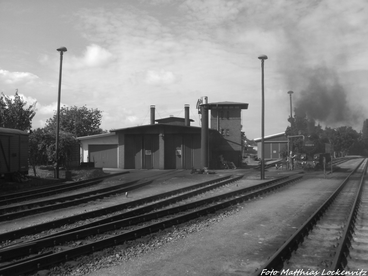 Lokschuppen und 99 2322 der Mecklenburgischen Bderbahn  Molli  im Bahnhof Khlungsborn West am 13.7.14