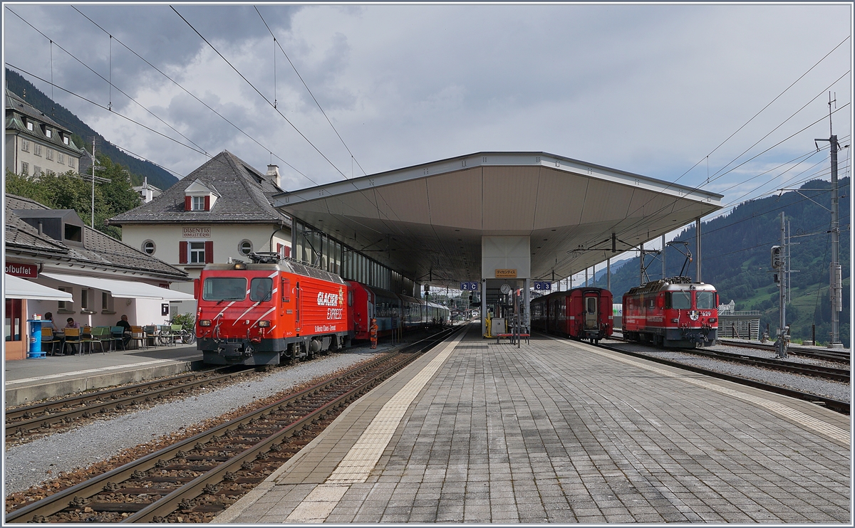 Lokwechsel beim Glacier Express PE 903 St. Moritz - Zermatt in Disentis: die MGB HGe 4/4 II N° 4 hat den Glacier Express PE 903 von St.Moritz nach Zermatt übernommen während die RhB Ge 4/4 II 629 auf einem Abstellgleis steht, um in einer guten halben Stunde den Glaicer Express PE 902 zu übernehmen.

16. Sept. 2020