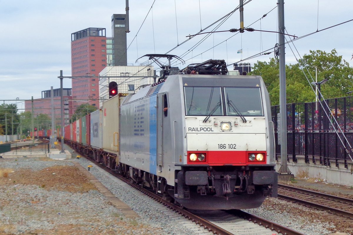 LTE 186 102 dönnert durch Tilburg am 29 Juli 2018.