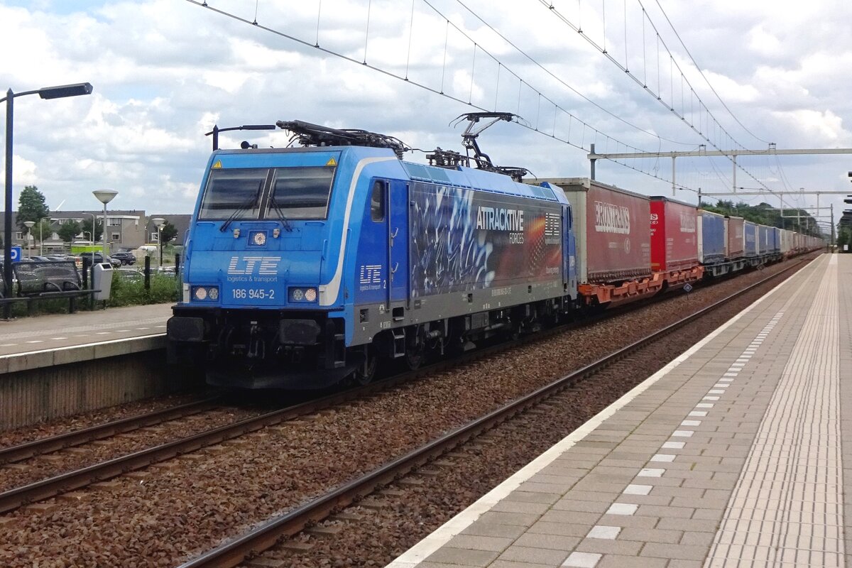 LTE 186 945 zieht am 7 Juli 2021 ein KLV durch Tilburg-Reeshof. 