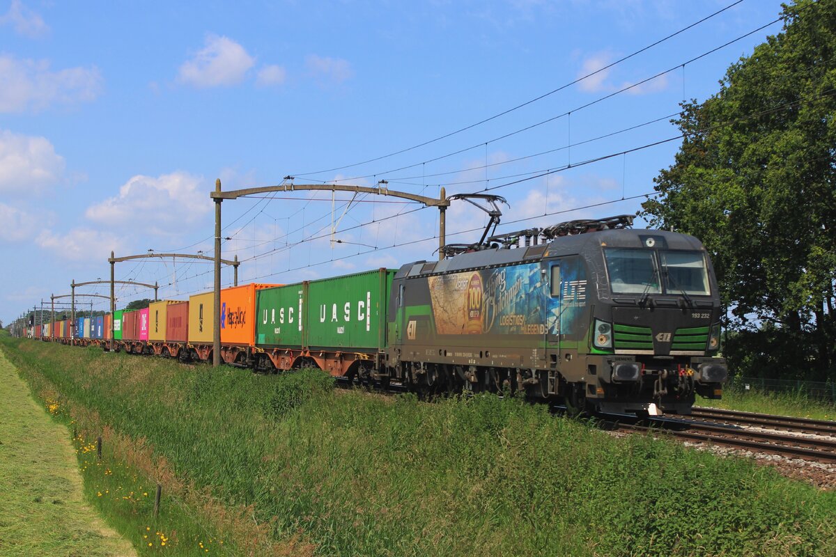 LTE 193 232 schleppt ein Containerzug durch Hulten am 5 Juni 2024.