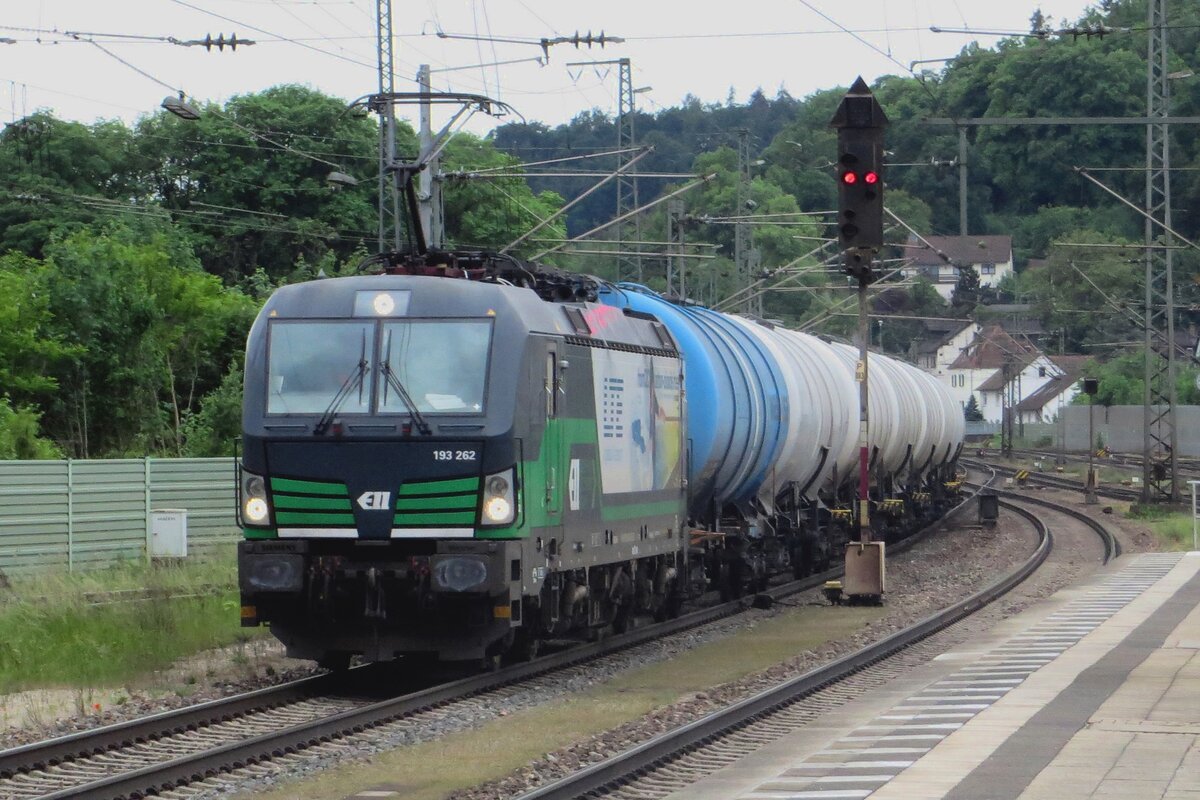 LTE 193 262 zieht ein Kesselwagenzug durch Treuchtlingen am 25 Mai 2022.