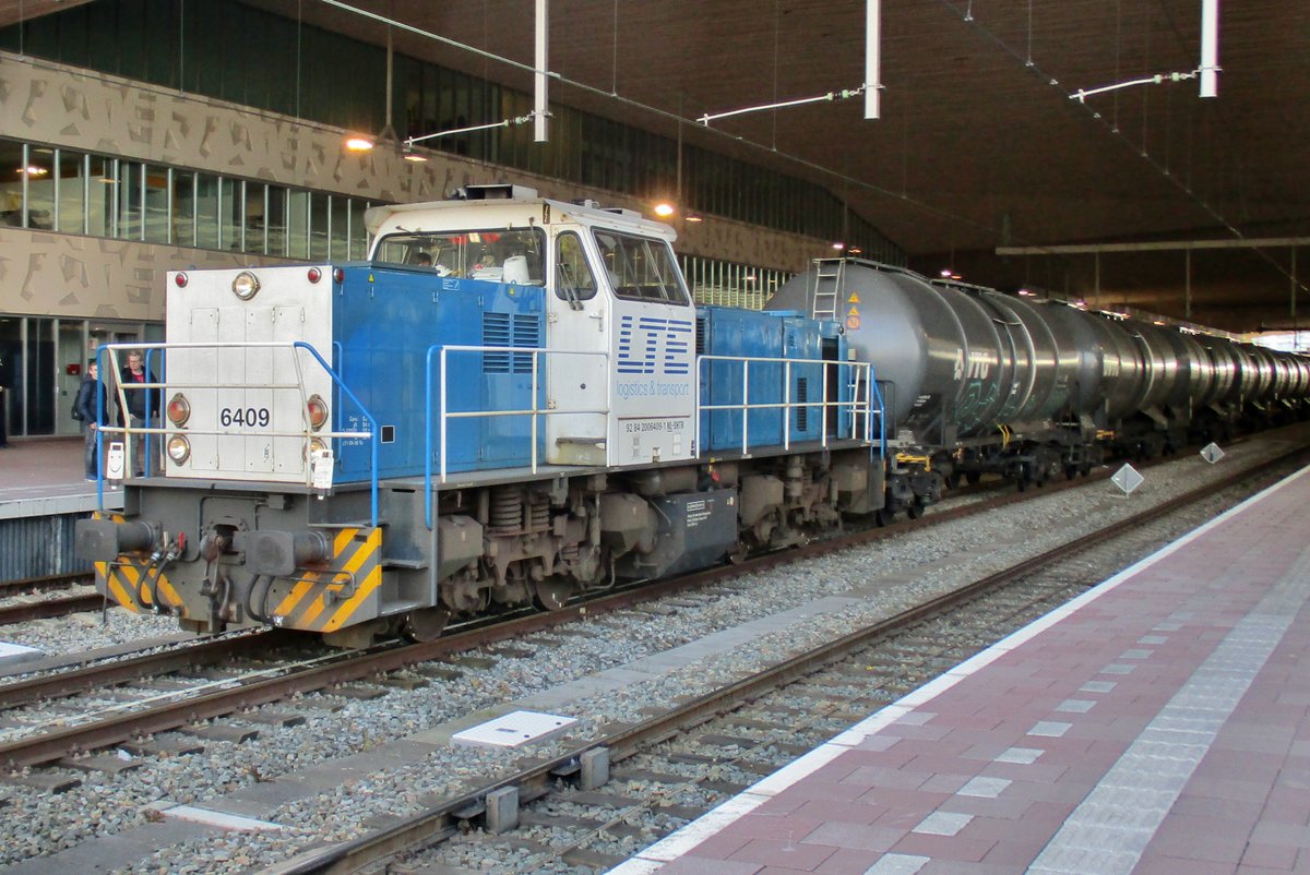 LTE 6409 durchfahrt mit ein ölzug Rotterdam Centraal am 26 März 2017.