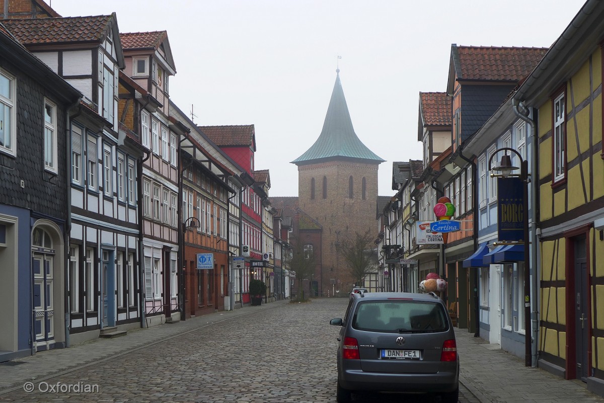 Lüchow, Tagesanbruch in der Kirchstraße.