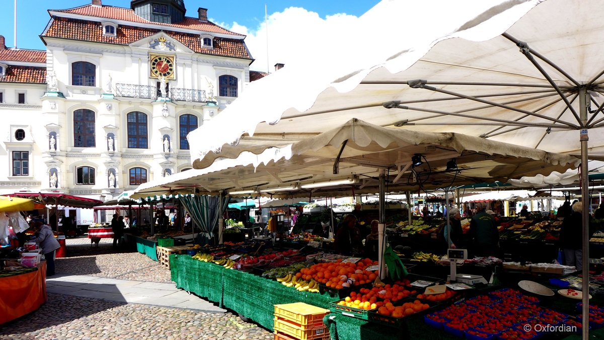 Lüneburg - Wochenmarkt vor dem Rathaus.