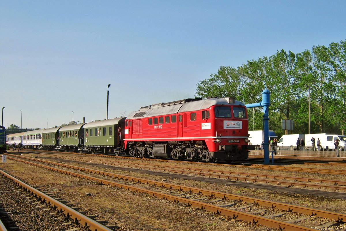 M62-1812 zieht am 30 April 2011 ein Sonderzug aus Wolsztyn aus nach der Dampflokparade.