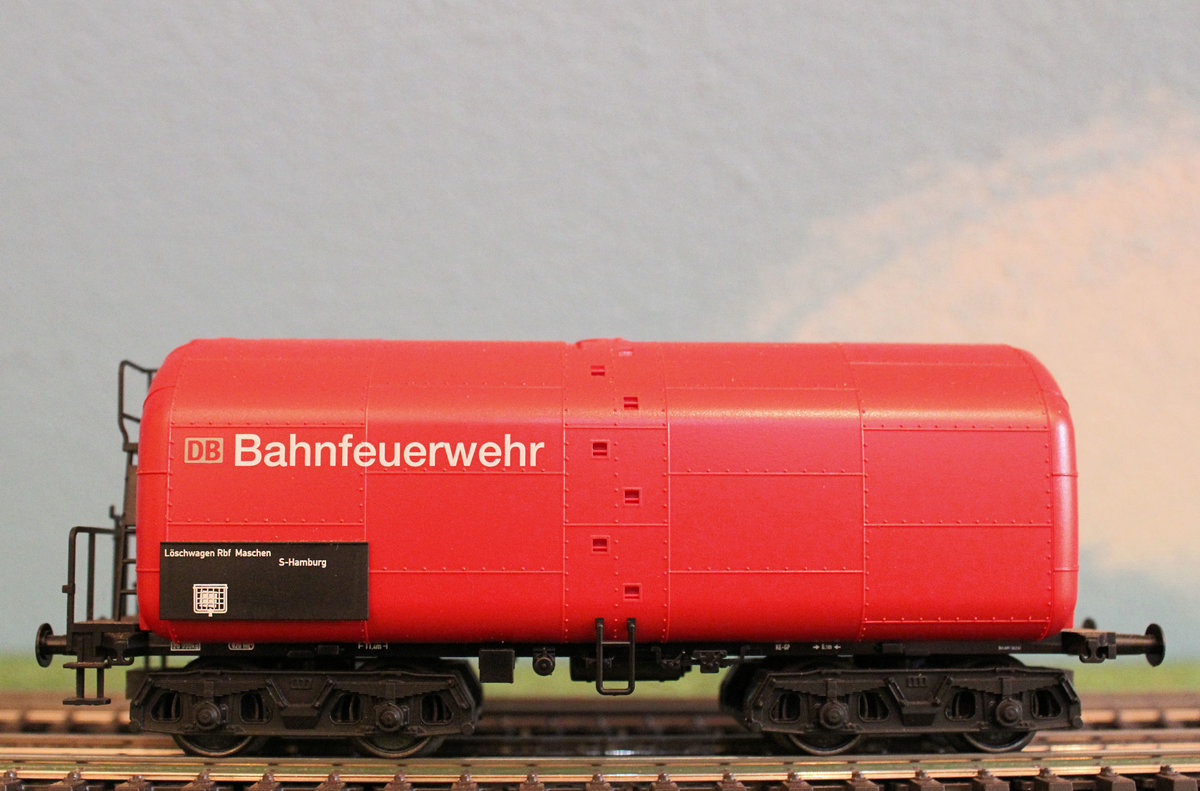 Märklin - Modell, Artikel-Nr. 47911, DB Bahnfeuerwehr - Löschwasserwagen auf Basis eines Schweröl - Kesselwagen. Entspricht zwar nicht dem Vorbild, macht aber einen guten Eindruck auf der Modellbahnanlage, z.B. im Bahnbetriebswerk oder Rangierbahnhof. Tostedt, 25.04.2016