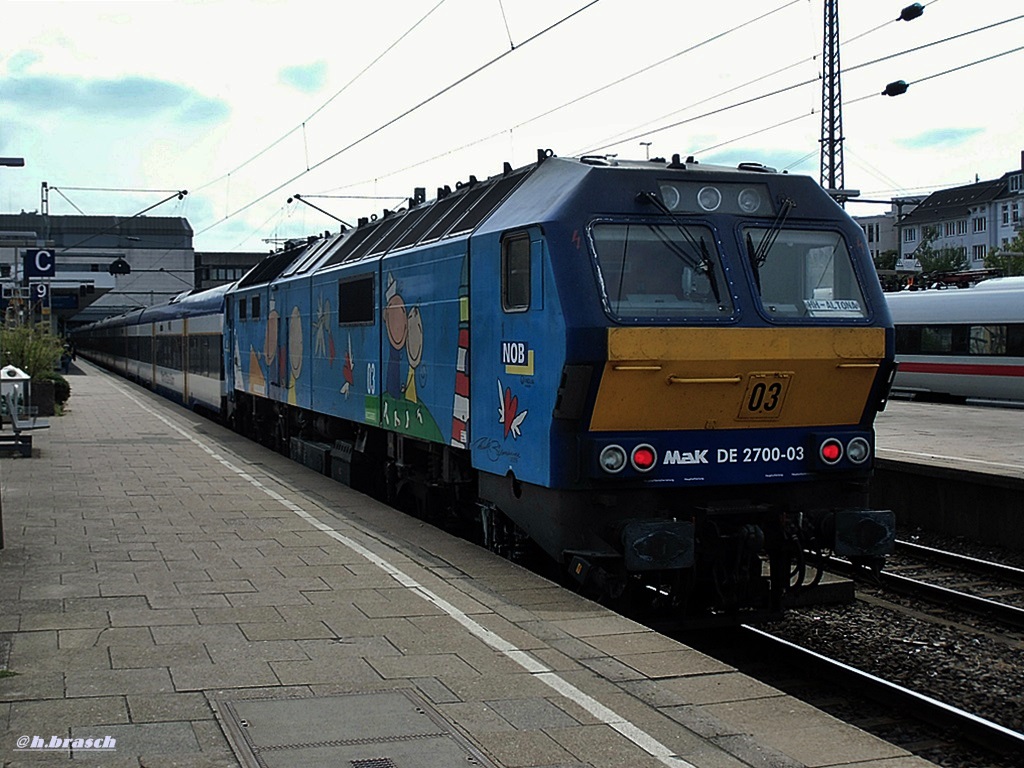 MAK DE 2700-03 stand mit einer NOB-einheit im bhf hh-altona,datum 30.07.14