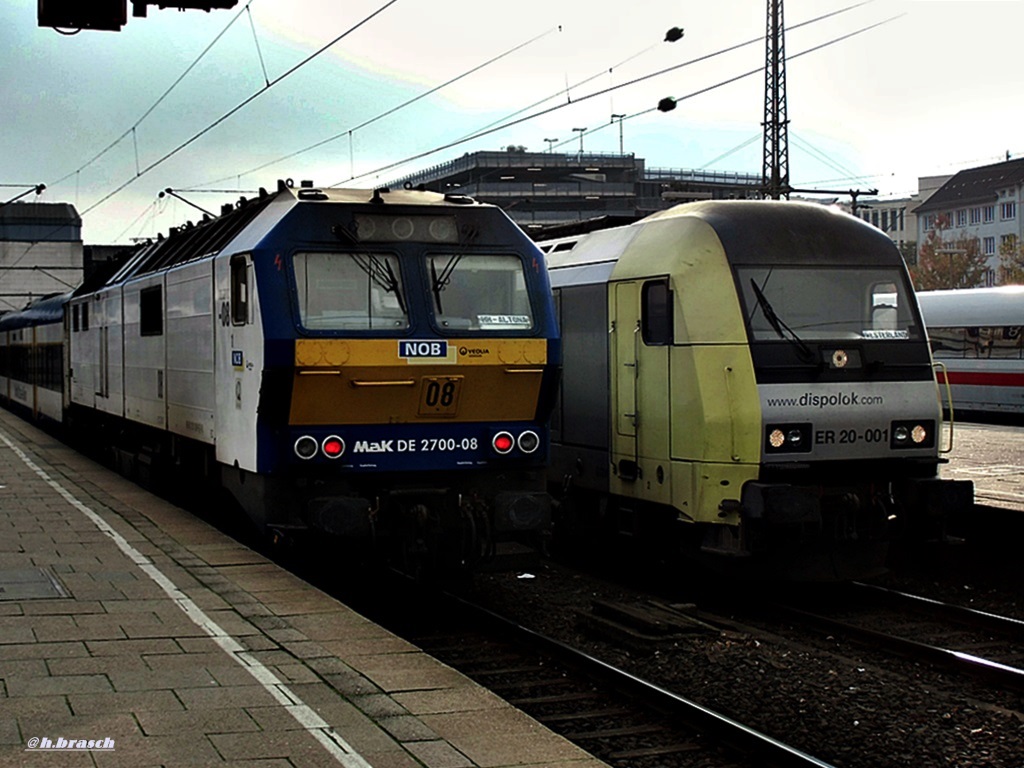 MAK DE 2700-08 und ER 20-001 standen mit einer einheit der NOB,im bhf hh-altona,datum 06.11.14  