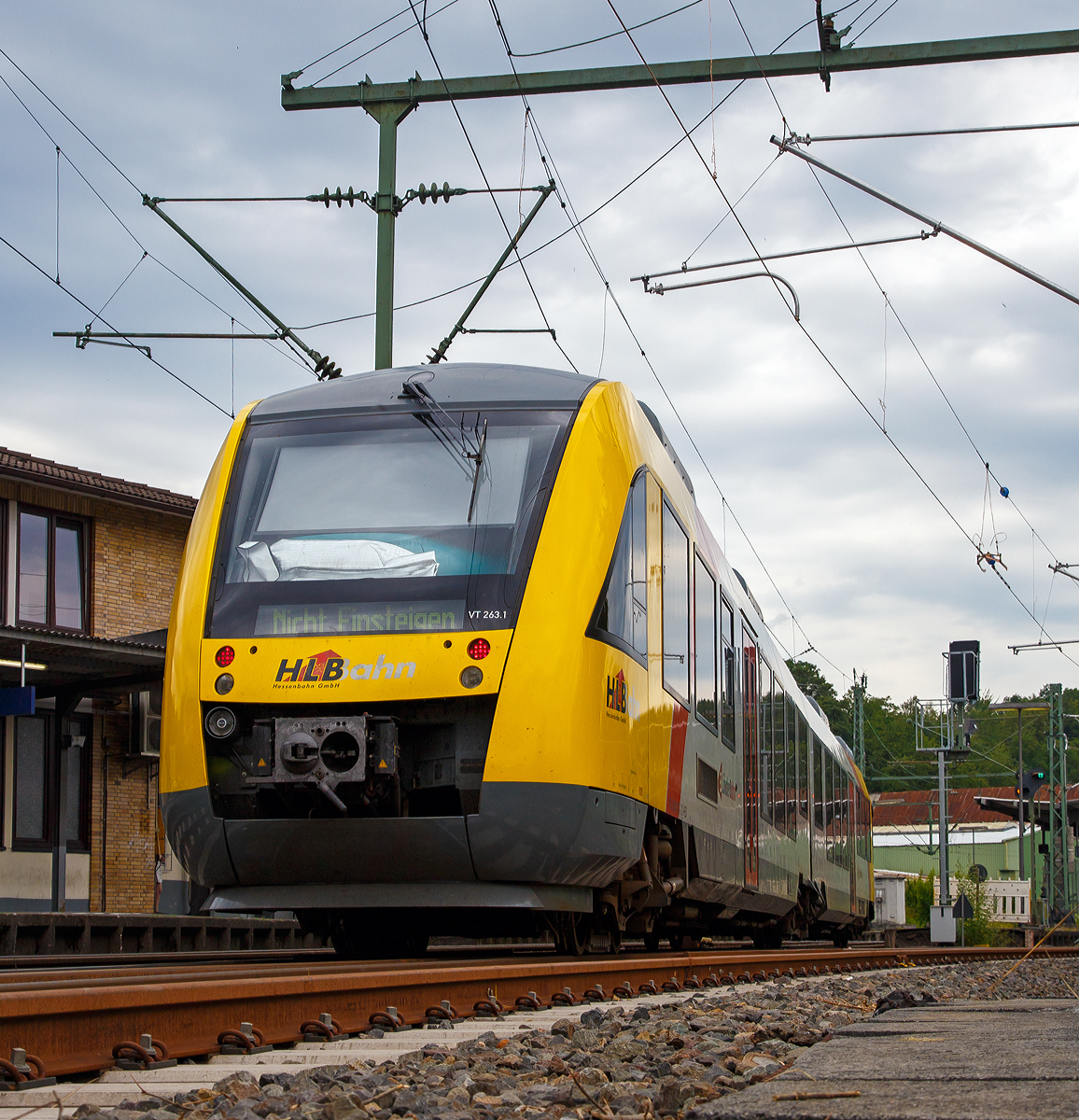 
Mal eine andere Perspektive und Ansicht....
Der VT 263 (95 80 0648 163-3 D-HEB / 95 80 0648 663-2 D-HEB) ein Alstom Coradia LINT 41 der HLB (Hessische Landesbahn), als RB 93  Rothaarbahn  (Bad Berleburg - Kreuztal -Siegen - Betzdorf), fährt am 27.07.2019 über die Siegbrücke und erreicht den Zielbahnhof Betzdorf (Sieg).
Mein Fotostandpunkt war die Fußgängerbrücke neben der Eisenbahnbrücke.
