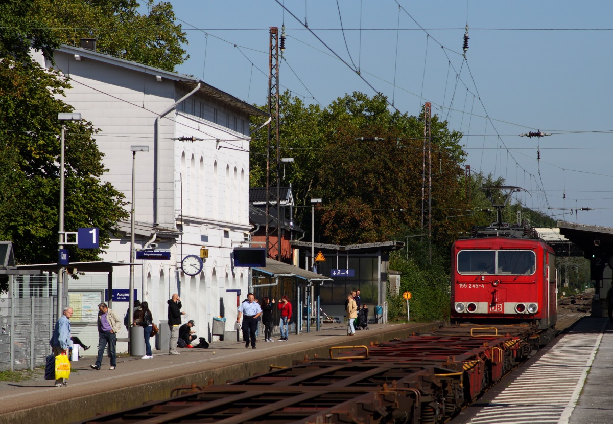 Mal ein Nachschuss wegen des Gegenlichts....155 245 durchfuhr mit einem leeren Containerzug am 28.09.13 Kamen in Richtung Hamm