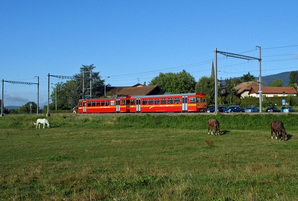 Mal ein Test:
Hier wurde die orginal Bilddatei von Stefan, von mir neu bearbeitet und in 1024px skaliert.

Der Nyon St-Cergue - Morez (NStCM) Regionalzug 215 beim Halt in Trlex.
28. August 2013 
Bildautor Stefan Wohlfahrt