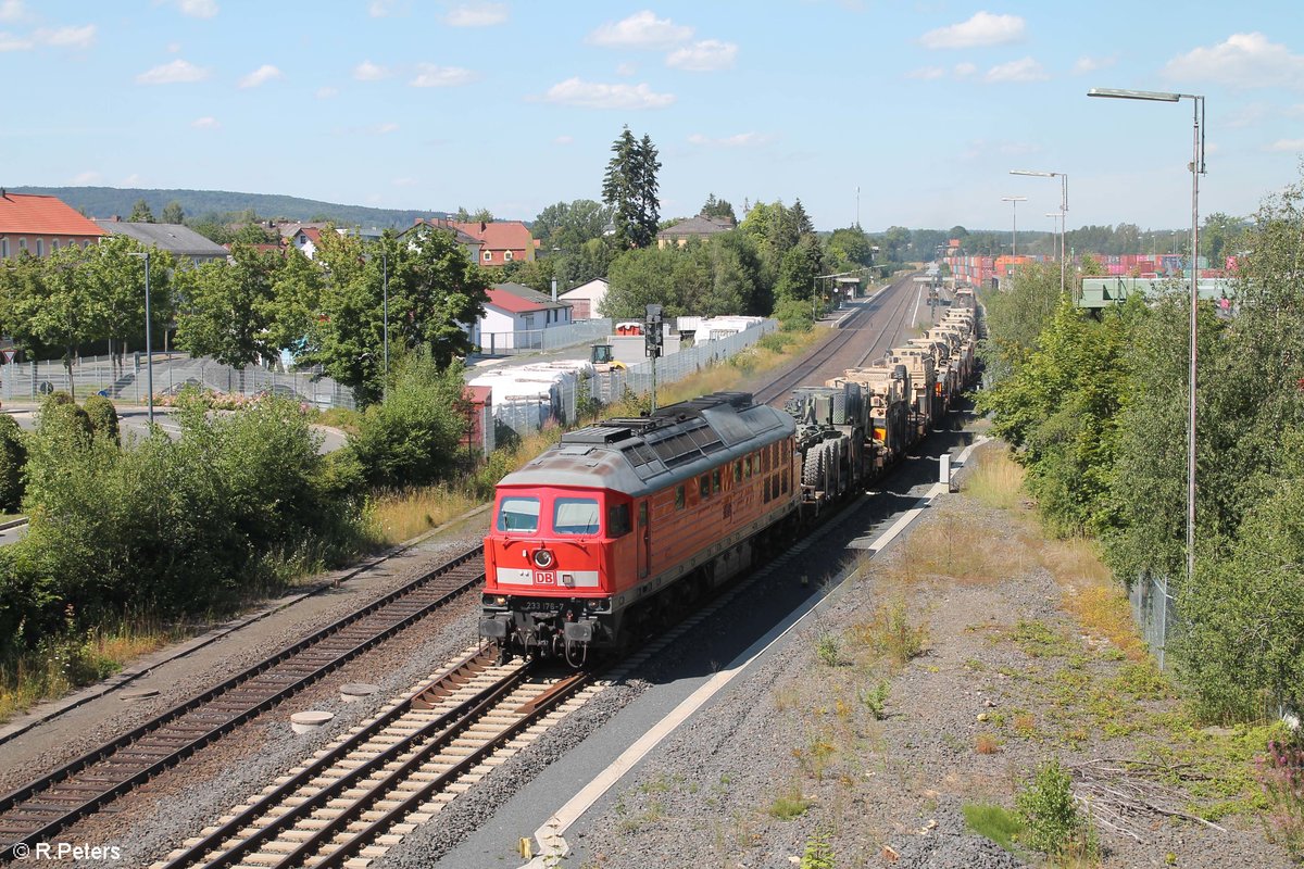 Mal ein ungewohntes Bild von mir......... Szenerie im Bahnhof Wiesau/Oberpfalz. Mit einer kleinen Rauchfahne beim beschleunigen startet 233 176 ihre Weiterfahrt von Hof kommend nach Weiden und dann weiter nach Grafenwöhr,Pressath oder Vilseck. 22.07.20