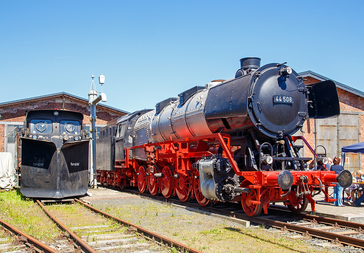 Man sieht es sehr deutlich, der Verein hat noch viel Arbeit an dem  Jumbo  vor sich, denn die Treib- und Kuppelstangen sowie der ueren Steuerung fehlen auch noch....Die schwere Gterzug-Dampflokomotive 44 508, ex DB 044 508-0, steht am 05.05.2018 vor dem Lokschuppen vom Erlebnisbahnhof Westerwald der Westerwlder Eisenbahnfreunde 44 508 e. V. hier war Museumstag. 

Die Lok ist Eigentum vom DB-Museum und eine Leihgabe an die Eisenbahnfreunde, die nach ihr ihren Verein genannt haben. Wie man sieht, gibt es noch viel zu tun bis sie wieder im alten Glanz erstrahlt.

Die Dampflokomotive 44 508 wurde im Jahr 1941 von der Lokomotivfabrik Krauss-Maffei in Mnchen unter der Fabriknummer 16113 gebaut und an die DR geliefert. Nach dem Krieg blieb sie im Westen und wurde so 1949 als 44 508 in den Bestand der Deutsche Bundesbahn aufgenommen, mit der Einfhrung des EDV-Nummernschemas wurde sie zum 01.01.1968 in 044 508-0 umgezeichnet. Seit Mitte der 1950er Jahre ist sie gekuppelt mit dem 2'2'T34 Tender der ex BB 44 1561 (Borsig Lokomotiv-Werke GmbH, Hennigsdorf-Berlin, Baujahr 1940, Fabriknummer 15400). Bis zu ihrer Auerdienststellung im Mai 1977, im BW Gelsenkirchen-Bismarck legte sie eine Strecke von ber 1.9 Millionen Kilometern zurck.

Bis zur Ablsung durch moderne Diesel- und Elektrolokomotiven waren die Maschinen der Baureihe 44 das Rckgrat des schweren Gterzugdienstes in Deutschland.

Die deutschen Eisenbahner nannten die Baureihe 44 wegen ihrer Zugkraft auch  Jumbo“. Erst die von der Deutschen Reichsbahn zwischen 1958 und 1962 rekonstruierten Lokomotiven der Baureihe 58.30 reichten im Flachland an das Leistungsniveau der Baureihe 44 heran. Die wenigen Maschinen der Baureihe 45 hatten zwar eine hhere Endgeschwindigkeit und Leistung, verfgten aber nicht ber eine hhere Zugkraft.     

Bei der DB konnten sich kohle- und lgefeuerte Loks fast gleich lang im Betrieb halten. Als letzte kohlegefeuerte Lokomotive der Baureihe 44 wurde diese (hier ausgestellt) DB 044 508-0 im Mai 1977 im Bw Gelsenkirchen-Bismarck ausgemustert. Somit war diese Lok hier die letzte kohlegefeuerte Lok der DB im Plandienst. 

Als letzte Leistung befrderte 043 903-4 (lbefeuert) am 26. Oktober 1977 fr das Neubauamt Nord den Zug 81453 (bestehend aus einem Hilfszug-Gertewagen) von Oldersum nach Emden Rbf, es war gleichzeitig die letzte planmig mit Dampflok befrderte Zugleistung der Deutschen Bundesbahn. 