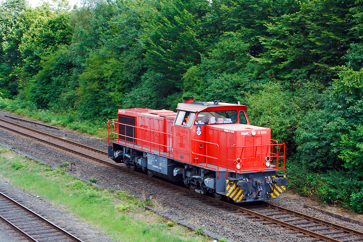 
Man sieht ihr die vielen Einsatzorte an....
Eine MaK G 1206 der HGB (Hessische Güterbahn GmbH) fährt am 25.07.2014 als Lz (solo) durch Herdorf (über die Hellertalbahn - KBS 462) in Richtung Betzdorf. 

Die Lok wurde von Vossloh in Kiel unter der Fabriknummer 1001025 gebaut.

Unteranderem war die Lok in den Jahren 2000 bis 2003 für die HGK (Häfen und Güterverkehr Köln AG) als  DH 43 bzw. DH 51 und 2006 bis 2013 für die CFL Cargo S. A als 1505 (NVR-Nummer: 92 82 000 1505-7 L-CFLCA) im Einsatz. Seit dem 01.04.2014 fährt sie nun für die HGB mit unter der NVR-Nummer 92 82 000 1505-7 L-HGB (so auch an der Lok beschrieben).
Die G 1206 ist Eigentum der Alpha Trains Belgium NV/SA (Antwerpen), sie hat die EBA Nummer EBA 00B01A 013.