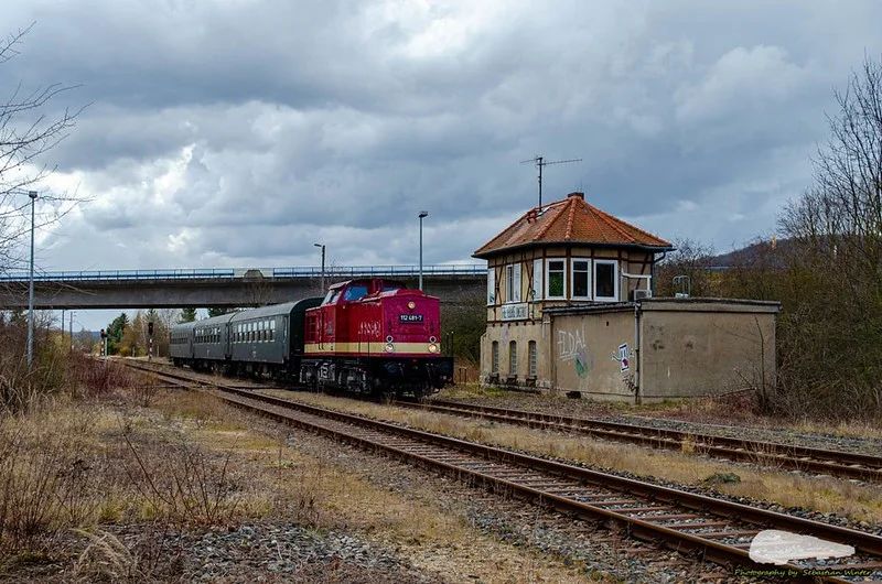 MaS Bahnconsult 112 481-7 mit einem Lipsia-Erlebnisreisen Sonderzug von Leipzig Hbf nach Karsdorf, am 19.03.2022 in Freyburg. (Foto: Sebastian Winter)