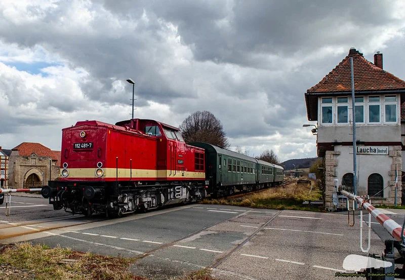 MaS Bahnconsult 112 481-7 mit einer Chartersonderfahrt von Lipsia Erlebnisreisen von Karsdorf nach Leipzig Hbf, am 19.03.2022 bei der Ausfahrt in Laucha. (Foto: Sebastian Winter)