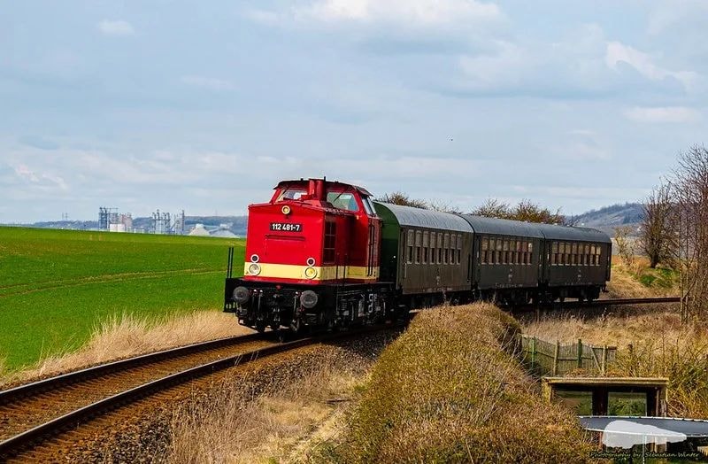 MaS Bahnconsult 112 481-7 mit einer Lipsia Erlebnisreisen Chartersonderfahrt von Karsdorf nach Leipzig Hbf, am 19.03.2022 an der Zuckerfabrik in Laucha (U). (Foto: Sebastian Winter)