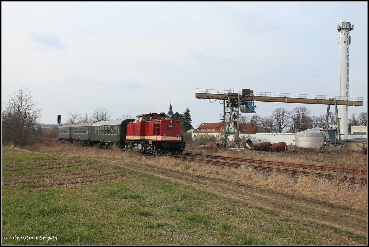 MaS Bahnconsult 112 481-7 mit einer Lipsia Erlebnisreisen Chartersonderfahrt von Karsdorf nach Leipzig Hbf, am 19.03.2022 in Laucha (U). (Foto: Christian Leipold)