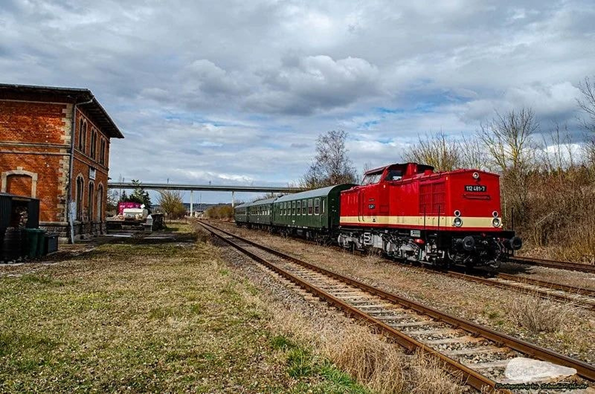 MaS Bahnconsult 112 481-7 mit einer Chartersonderfahrt von Lipsia Erlebnisreisen nach Leipzig Hbf, am 19.03.2022 in Karsdorf Bbf. (Foto: Sebastian Winter)