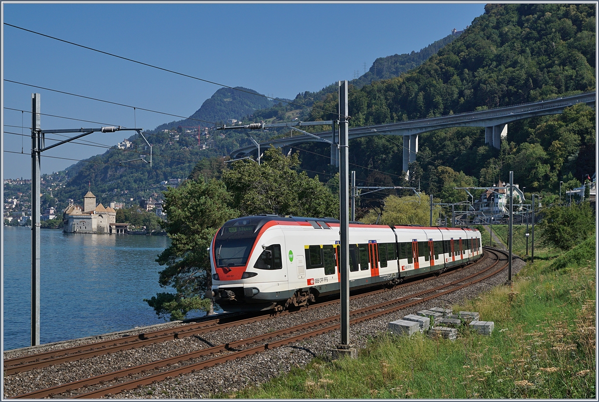 Masten und Bäume bieten nur wenige Möglichkeiten, das Schloss Chillon UND die Bahn einigermassen stimmig aufs Bild zu bringen. Hier der Versuch mit eine Fotostelle etwas östlicher der sonst üblichen mit einem SBB RABe 523 Flirt. 
21. August 2018