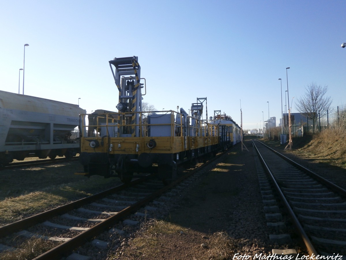 Mastentragwagen und Uerdinger der ELL Abgestellt am Saalehafen in Halle (Saale) am 13.1.15