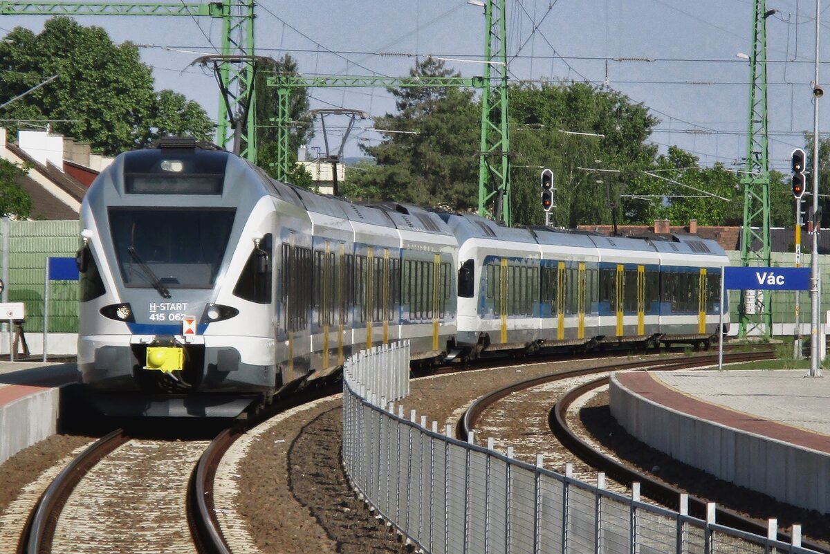 MAV 415 062 treft am 10 September 2018 in Vac ein. Sie tragt das aktuelle Farbenschema von MAV Triebzüge.